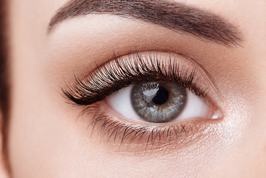 How to Transform Your Eyelashes with a Heated Eyelash Curler in 3 Easy Steps