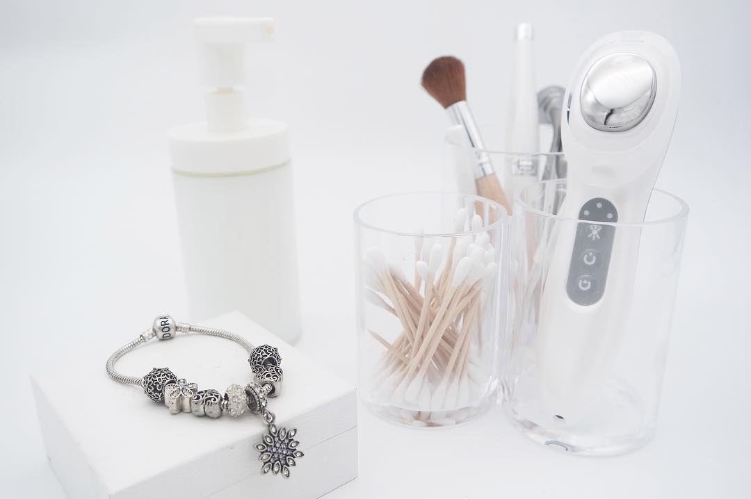 Travel Essential Beauty Devices for Healthy & Radiant Skin on the GO!